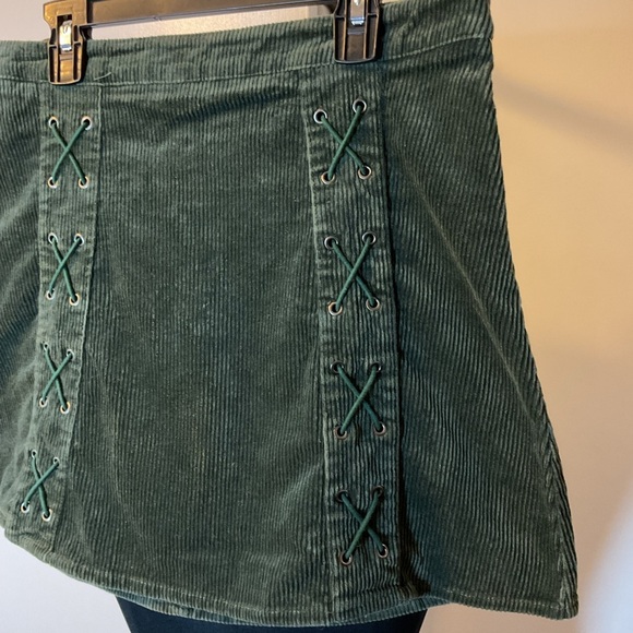 18. Newbury Kustom Green Corduroy Skirt with Lace-Up Detail Y2K Size Medium - Picture 3 of 5